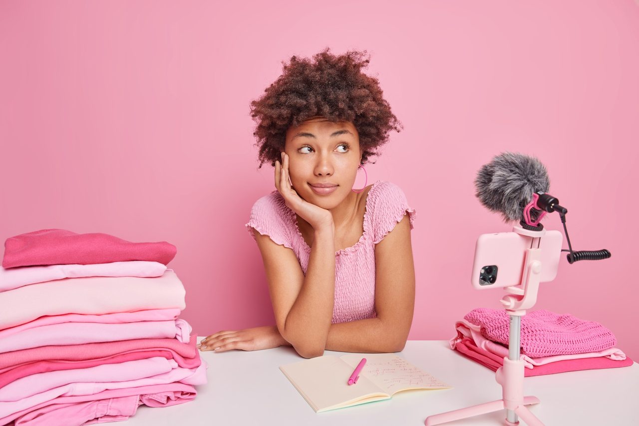 Content Creator vs Influencer - What’s the Difference and How to Choose Your Path