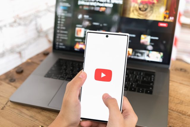 How to Create Engaging YouTube Vertical Ads Using Simplified - A Complete Guide