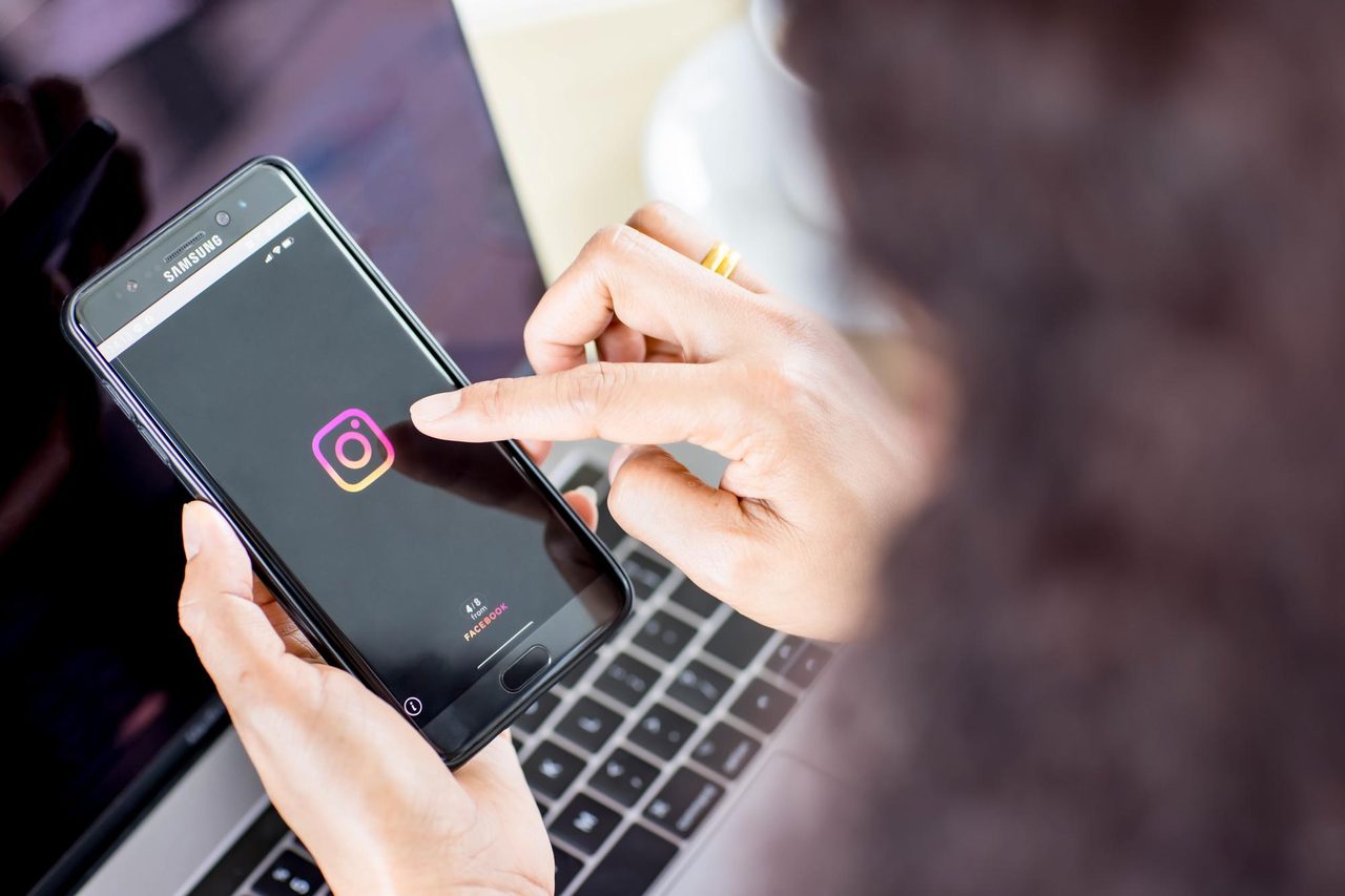 How to Use Instagram Prompts to Create Engaging Posts - A Practical Guide