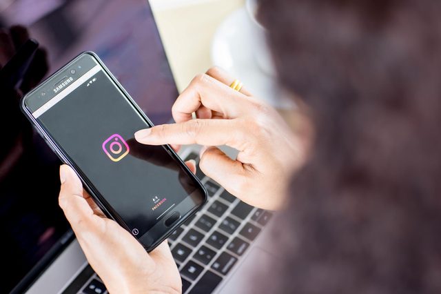 How to Use Instagram Prompts to Create Engaging Posts - A Practical Guide