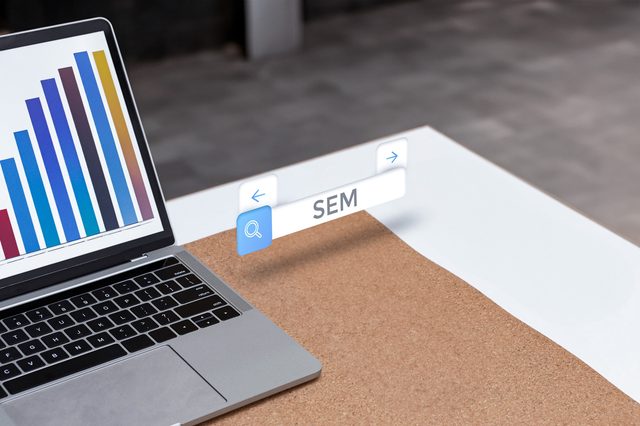 Ahrefs против Moz: какой SEO-инструмент воцарится в 2026 году?