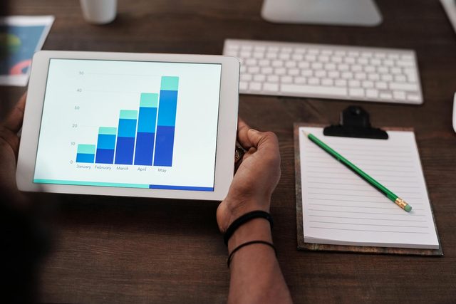 Статистика и факты Upwork по выручке, GSV, ставке вычета у сотрудников, клиентам и тенденциям 2026 года