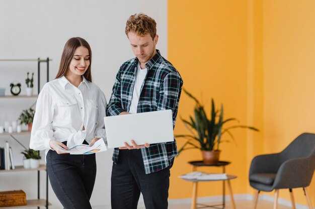 In-House vs Outsourcing SEO for SaaS – Which Is Best?