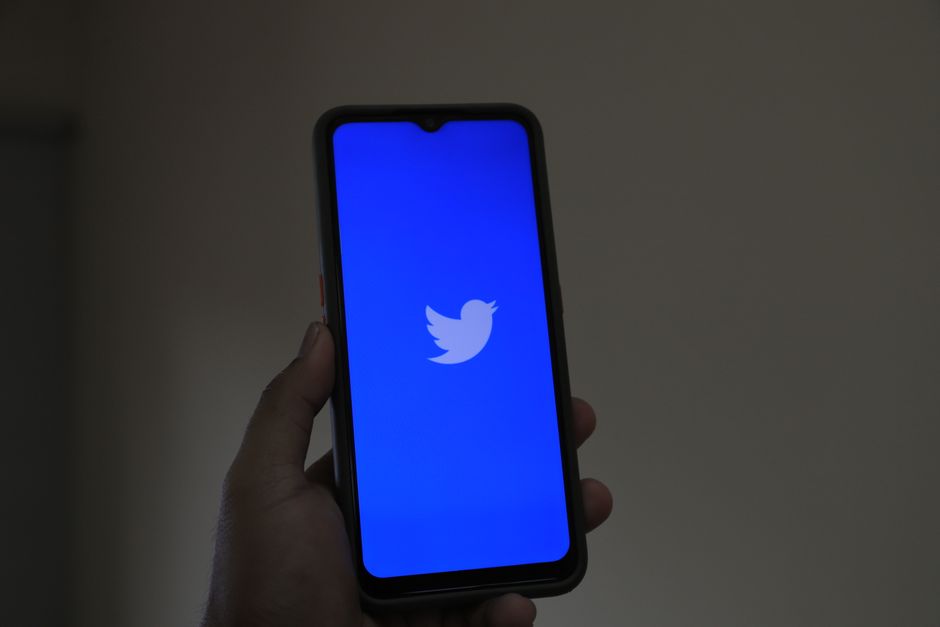 Twitter Lets Users Share Tweets to Snapchat: A Cross-Platform Update