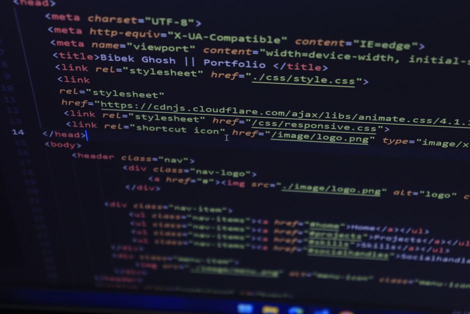 What is the ideal meta description length on desktop vs mobile, and how to format for truncation safety?