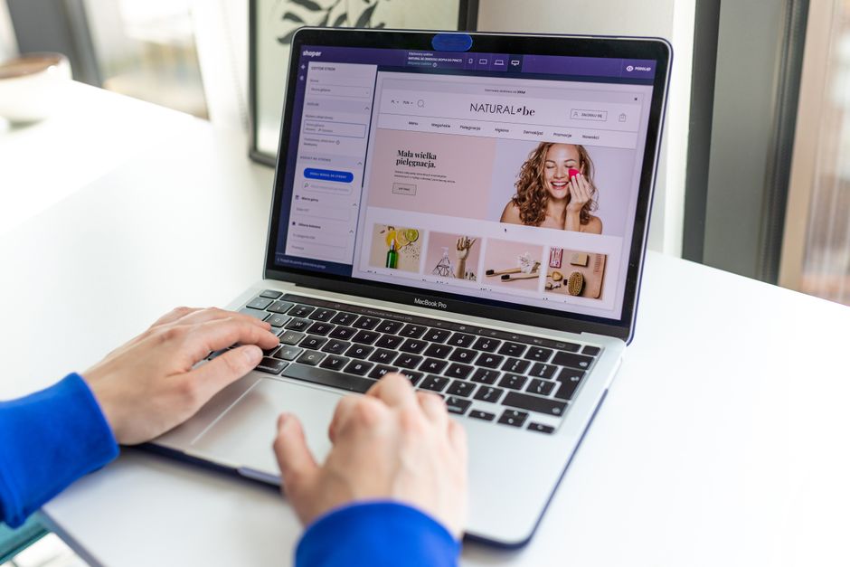Specifica azioni on-screen, visual UI e cue voiceover per feature