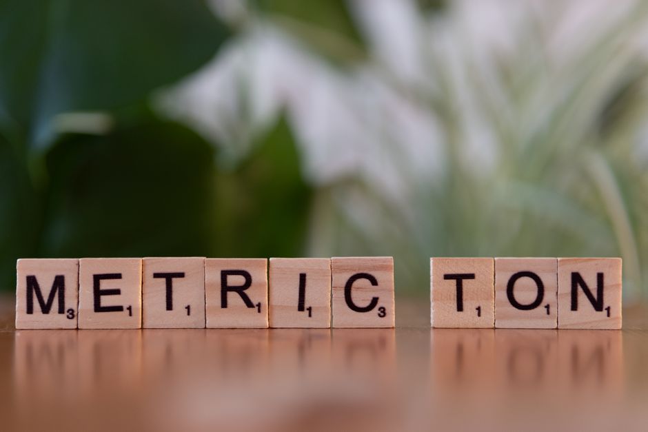 Implementează tactici de optimizare care îmbunătățesc micro-conversiile în timp ce păstrează obiectivele macro