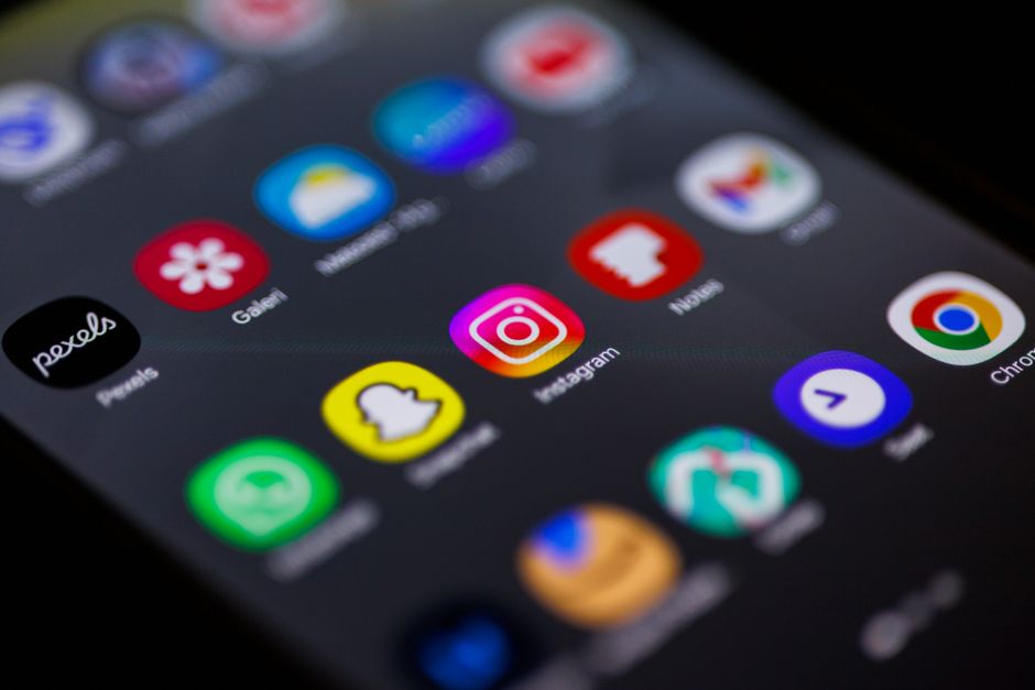 Snapchat Statistics 2025: Usage Trends, Demographics, and Growth Insights