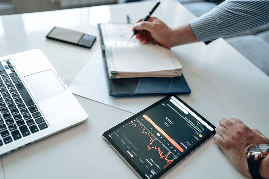 7 Market Research Tools: How to Use Them in 2025