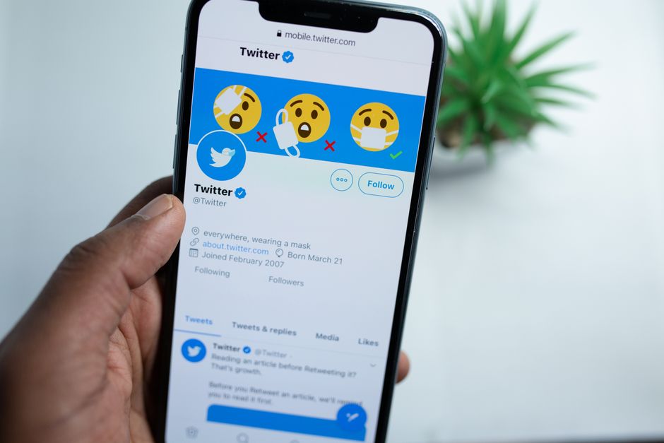 Privacy, permissions, and audience controls when cross-posting Tweets to Snapchat