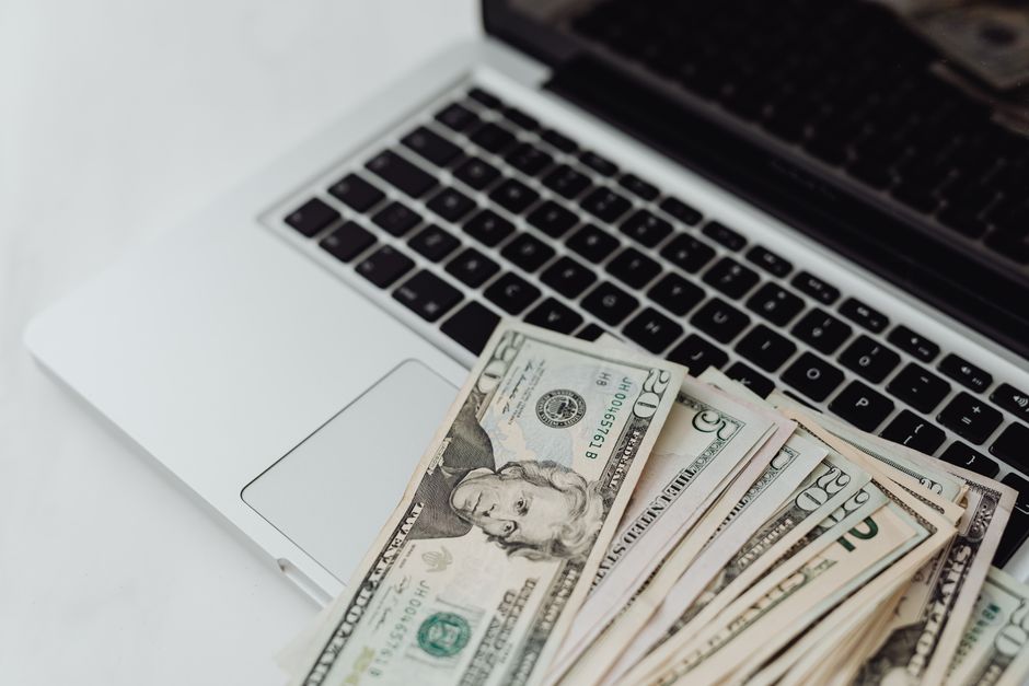 Understand commission structures: flat-rate, percentage, recurring, and tiered bonuses