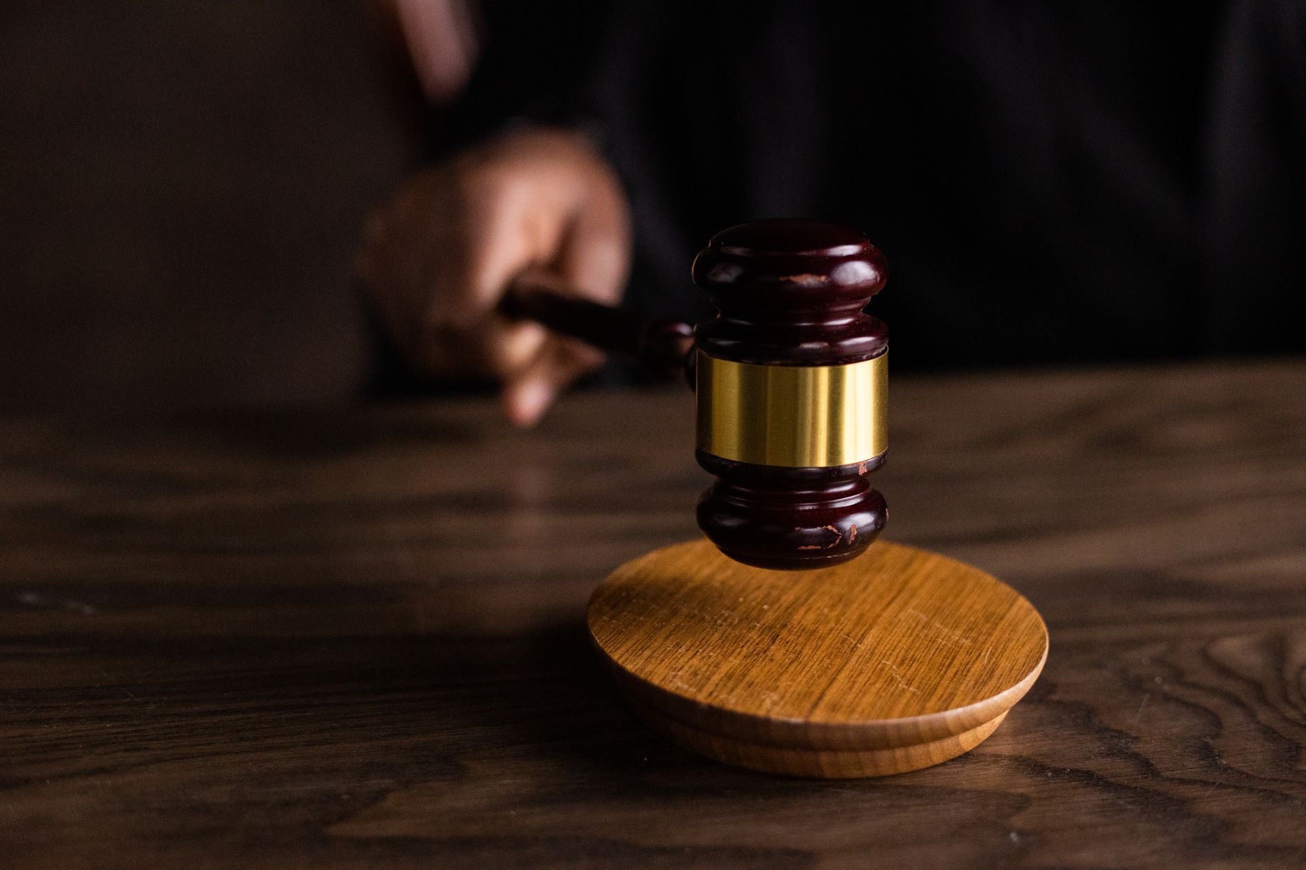 Забезпечення дотримання правил платформи продавцями: юридичні межі призупинення та штрафів