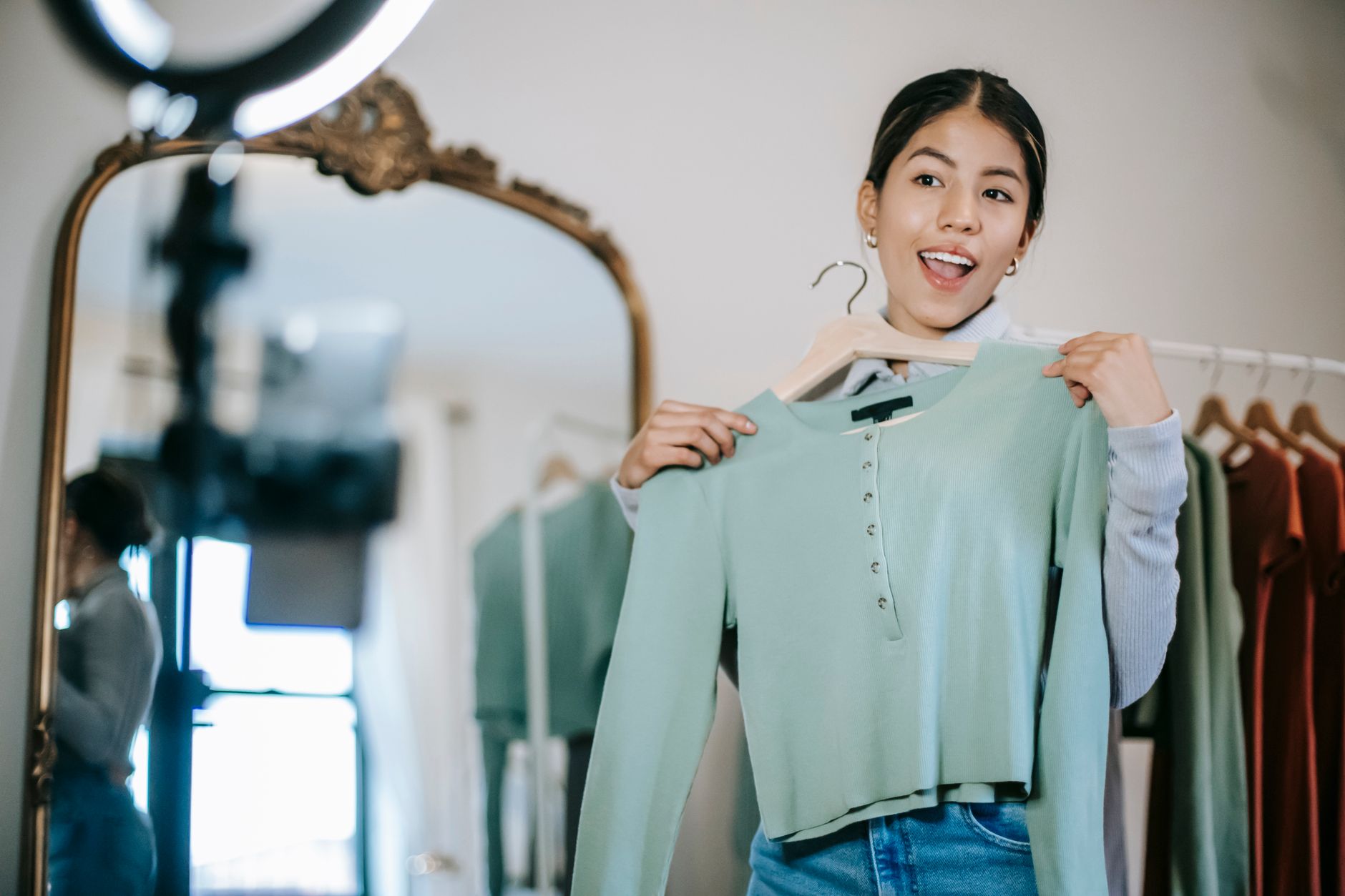 Content Creator vs Influencer - What’s the Difference and How to Choose Your Path