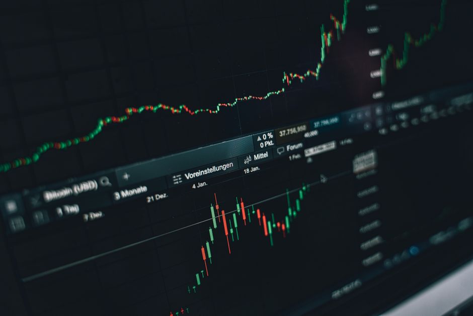 SERP Tracking and Alerts: Real-time, Historical, and Competitor Comparisons