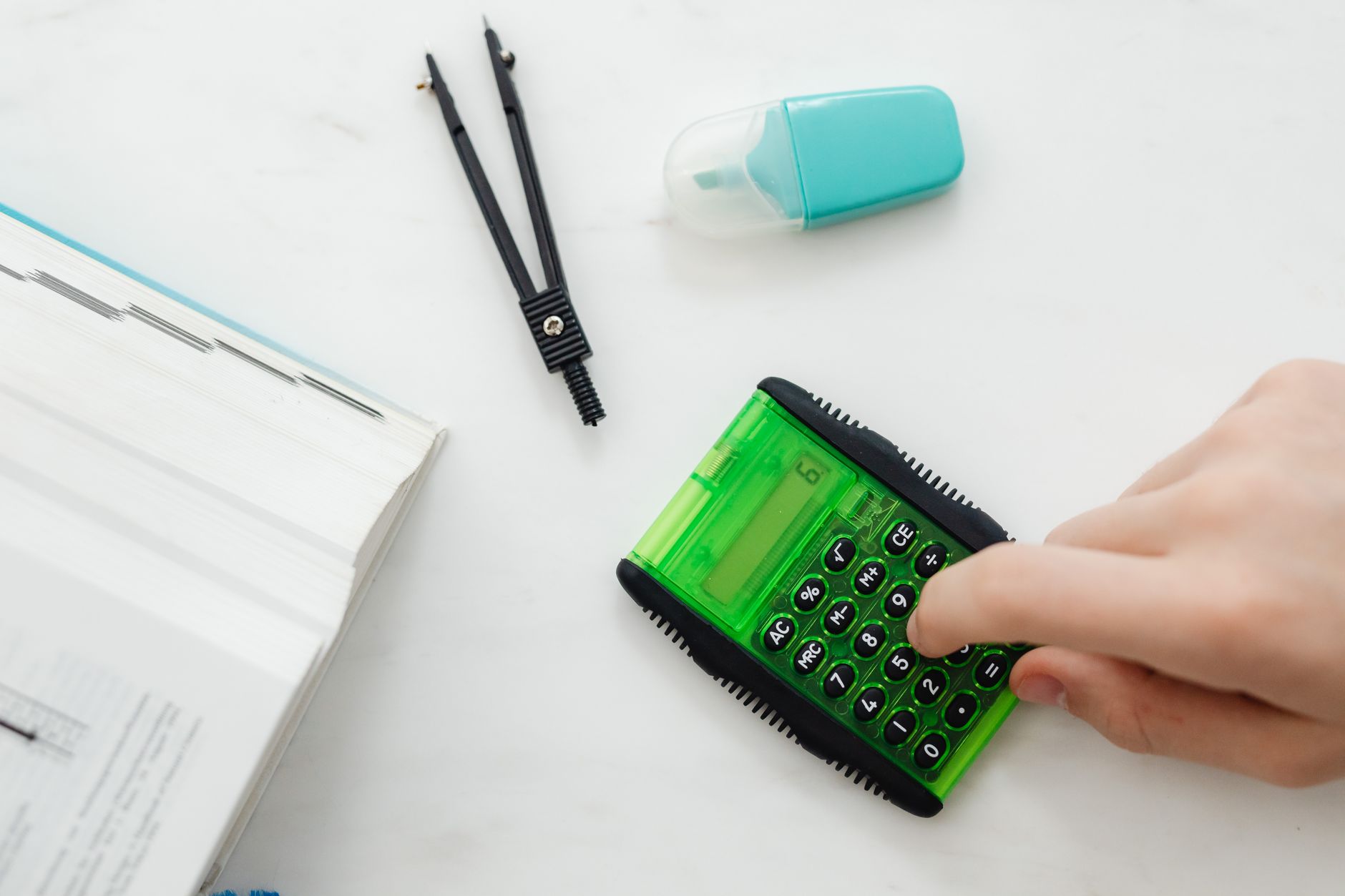 Ako pridať podmienečné formátovanie v Excel a Google Sheets – Kompletný sprievodca krok za krokom