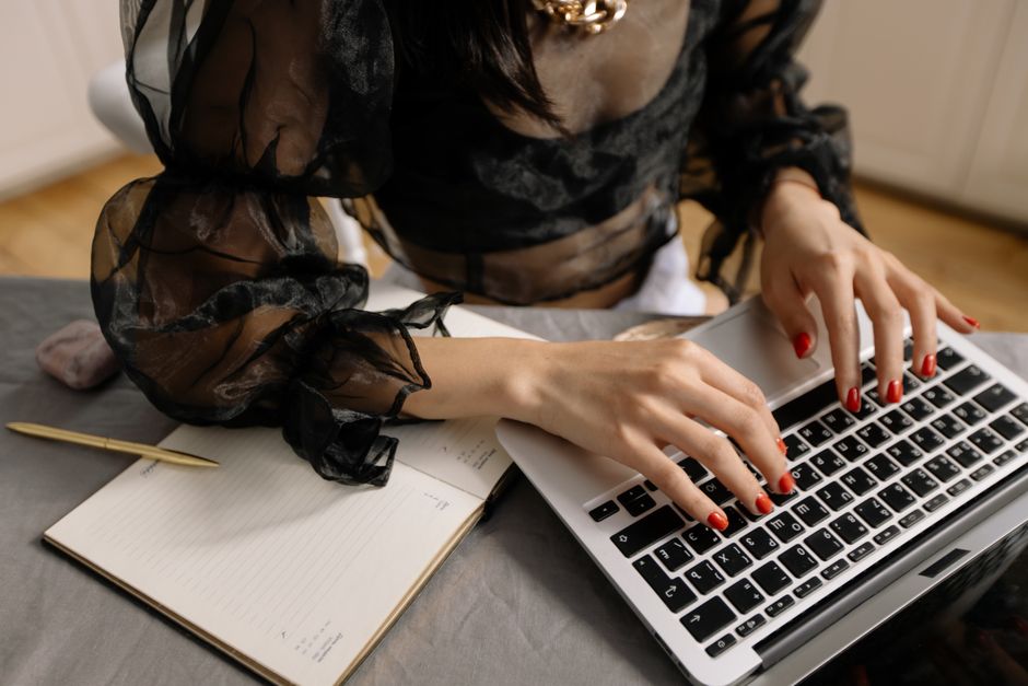 Engagement Message Templates: cold emails and social touchpoint scripts
