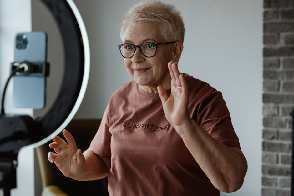 Hur man skapar en mormor-avatar-video med VEO 3: En detaljerad, etisk guide och säkra prompt-exempel