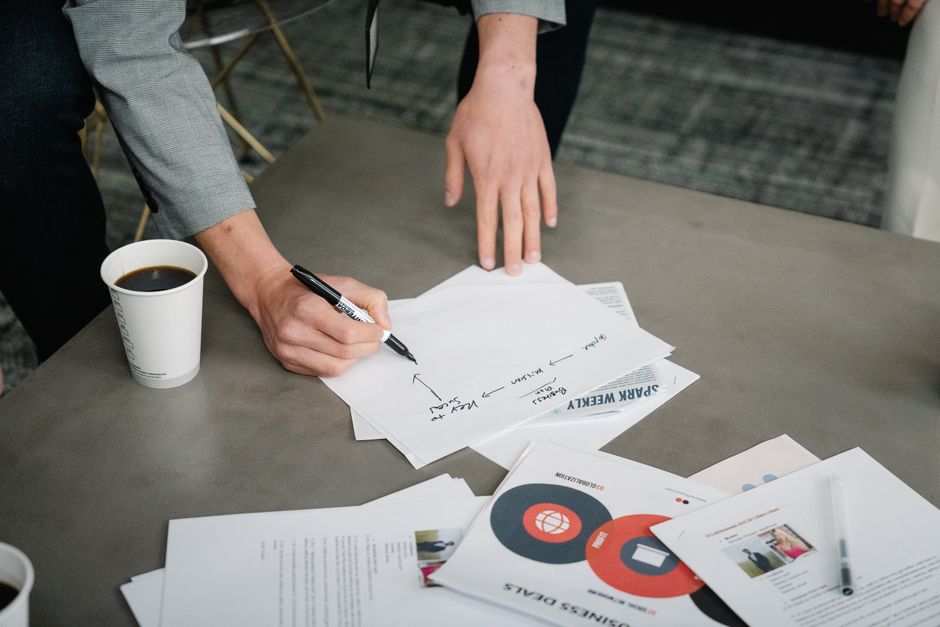 Real-world use cases by industry: B2B, e-commerce, services, and retail