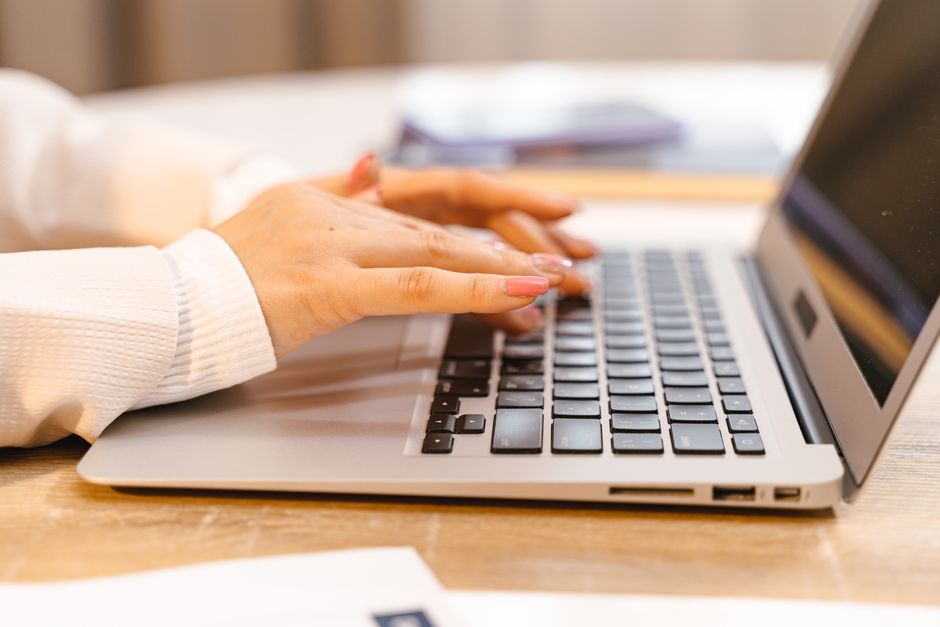 Social Media Content and Multimedia Snippets: Formats, Scheduling, and Engagement Metrics